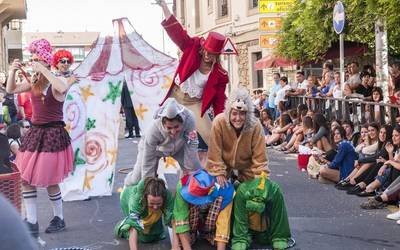 Algortako txikiek eta nagusiek kolorez eta umorez jantzita hasi zituzten Portu Zaharreko jaiak