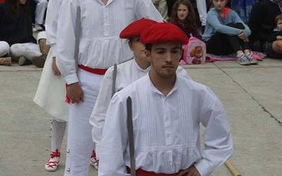 Jendetza bildu da Leitzako plazan Santiburtzioetan