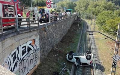 Auto bat trenbidera jausi da Mendaron eta gidaria zaurituta eraman dute