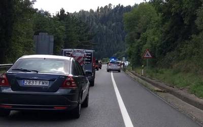 Bi autok talka egin dute Luiaondon eta trafikoa bideratzen ari da Ertzaintza