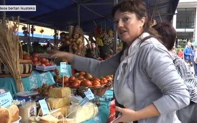 Goizak aurrera egin ahala batu da jendea San Martinetako azokan