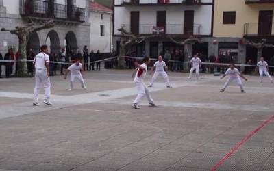 Bote luzeko eta pelota goma partiduak atzeratu egin dituzte eguraldia dela-eta