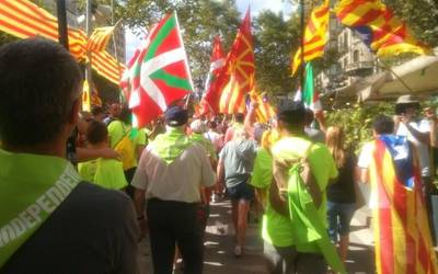 Eskualdeko zenbait herritar egon ziren atzo Diadan Independentistak sarearen ordezkaritzan