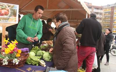 Sasoiko produktuz beteta dator iraileko baserritarren azoka