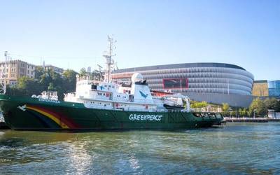 Greenpeaceren 'Esperanza' itsasontzia Bilbon porturatu da aldaketa klimatikoari irtenbidea emateko