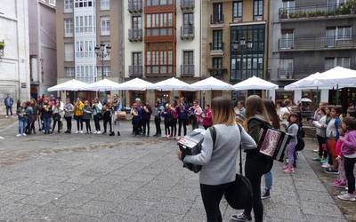 Euriari aurre eginez trikitiek eta panderoek Arrasateko plaza girotu dute