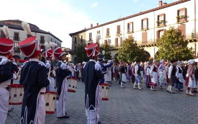 Haurrek gustura astindu dituzte danborrak Oñatiko kaleetan