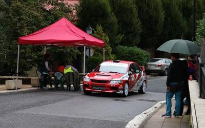 Motorzaleek ez dute hutsik egin urteroko Aramaioko rallysprinteko hitzorduan