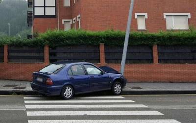 Auto batek farola baten kontra jo du Muntsaratzen