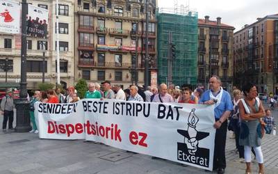 Garcia Justo euskal presoaren bikotekideak izandako istripua salatzeko protesta egingo dute