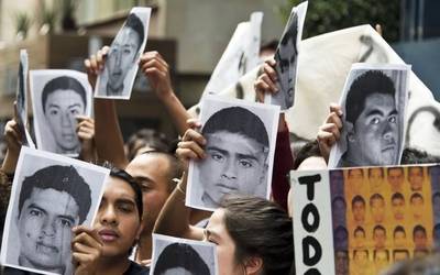 Ayotzinapako 43 ikasle desagertuen familiarrei elkartasuna adierazteko elkarretaratzea