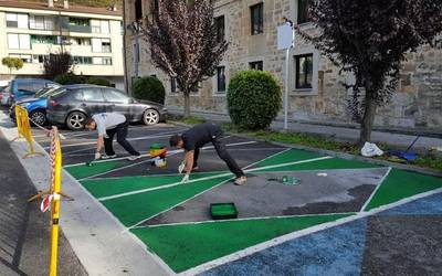 Autoen erabilera arrazionala bultzatzeko hainbat aparkaleku margotu dituzte