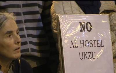 Unzuko hotelaren kontrako protesta egin dute Alde Zaharreko auzokideek