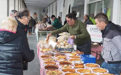 Jatorri desberdinetako gastronomiaz eta folkloreaz gozatu dute gaur Aretxabaletan