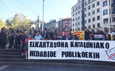 Euskal komunikabideek elkartasuna erakutsi diete Kataluniako hedabide publikoei