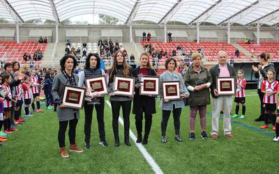 Lehen mailan jokatu duten sei futbolari omendu zituzten atzo Mintxetan