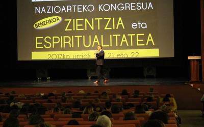 Izarpek antolatutako Zientzia eta Espiritualitate Kongresuak 15.000 euro bideratuko ditu ongintzara