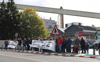 Lan istripu segida eta kaleratzeak "gaitzetsi" dituzte ELAk eta LABek Smurfiten