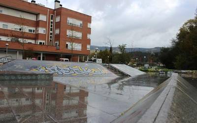 Bañueta kaleko aparkalekua eta skate-pista argiztatuko dituzte