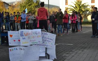 Abadiñoko Udalak ez du lagunduko hainbat gurasok Euskararen Egunerako prestaturiko egitaraua