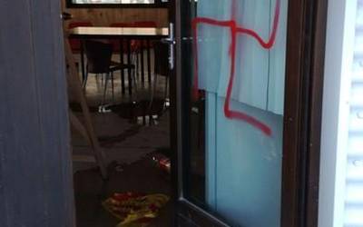 Pintada faxistak, Mendillorriko lokal komunitarioan