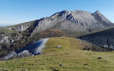 Urkiolako Parke Naturalean lanean zebilen langile bat auto azpian harrapatuta gelditu da