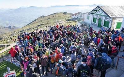 500 lagun baino gehiagok Laruneko makroproiektua salatu zuten igandeko mendi martxan