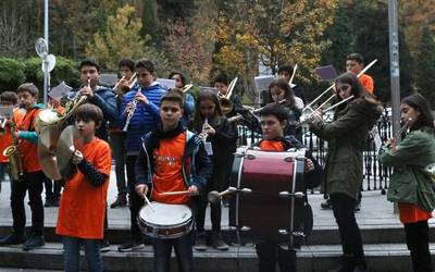 Arrasate Musikaleko Banda Gaztekoen lehen kalejira