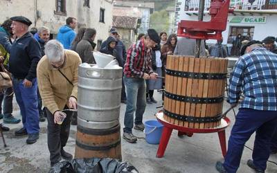 Artisau erakusketak, bazkaria eta musika, Feria Eguna girotzeko