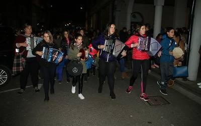 Kalejiran eta kantuan ospatu zuten Santa Zezili