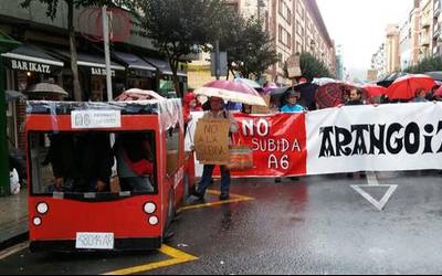 A-6 autobusaren prezioaren igoeraren aurka agertu dira arangoitiarrak berriro ere