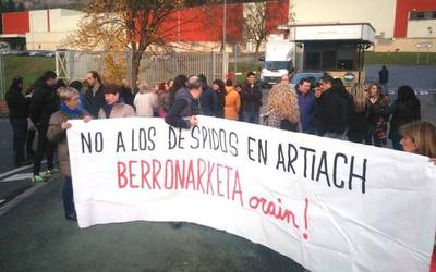 Galletas Artiacheko langileek lanuzteak hasi dituzte kaleratzeen kontra