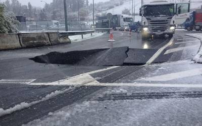 Zuloa zabaldu da autopista sarrerako biribilgunean eta harriak erori dira Santiagon