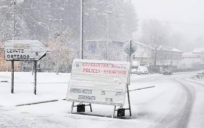 Leintz Gatzagara doan errepidea itxita dago