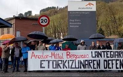 Lanpostuak eta ekoizpena mantentzeko protestan, Bergarako Arcelor Mittal-en