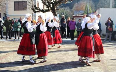 Eguzkia lagun, giro ederra izan da Izurtzako Gaztardogi azokan