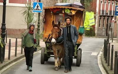 Mandoak tiratutako etxe-karroarekin Andaluziarantz