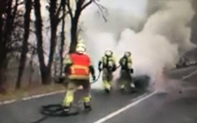 Suhiltzaleen irudiak Urkiolan su hartu duen autoa itzaltzen