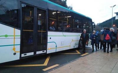 Udanan autobus batek izandako matxurak atzerapenak eragin ditu garraio publikoan