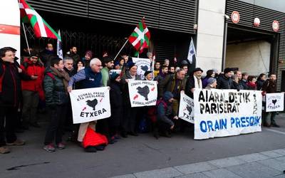 Eskualdeko hainbat lagunek parte hartu zuten Pariseko manifestazioan