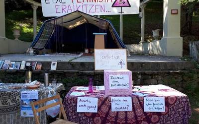 "Etxe Feminista Eraikitzen" ari direla eta, bilera irekia deitu dute biharko