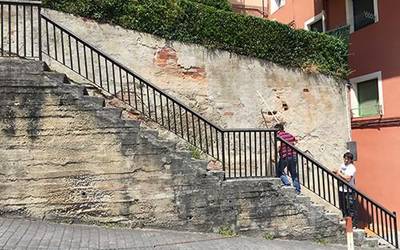 Asteazkenean hasiko dituzte Antxiola 13 portalaren aurreko terraza konpontzeko lanak