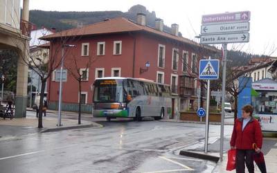 618 sinadura batu dira Eskoriatzan autobus zerbitzu berriaren aurka