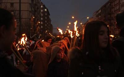 Olentzerok eta Mari Domingik ilusioz bete dituzte Gasteizko kaleak