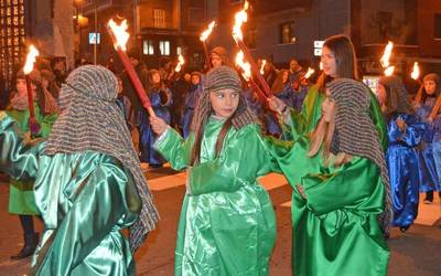 Kabalgatarako trajeak jasotzeko zita, bihar