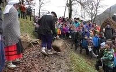 Olentzeroren bidez lanbide zaharrak eta mitologia ezagutzeko aukera Lizarrustin