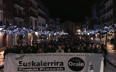 Manifestazio jendetsua euskal presoen eskubideak aldarrikatzeko