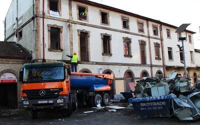 Durangoko tren estazio zaharra botatzen hasi dira beharginak