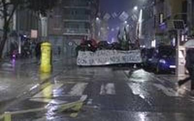 Jendetza bildu zen Asunción Klinikako langileek deituriko manifestazioan