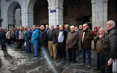 Pentsioen 0,25 igoeraren harira protesta egin dute dozenaka elgoibartarrek plazan